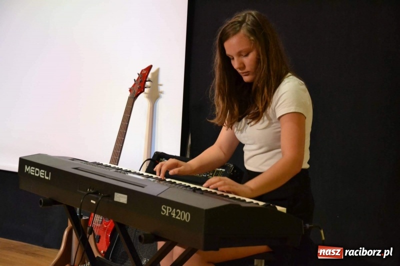 Zdjęcie w galerii na portalu naszraciborz.pl: Muzyczne zakończenie roku szkolnego na Zamku Piastowskim wiadomości z regionu