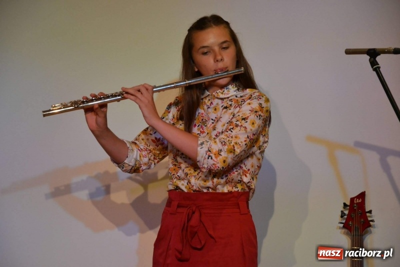 Zdjęcie w galerii na portalu naszraciborz.pl: Muzyczne zakończenie roku szkolnego na Zamku Piastowskim wiadomości z regionu