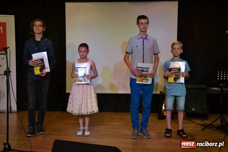 Zdjęcie w galerii na portalu naszraciborz.pl: Muzyczne zakończenie roku szkolnego na Zamku Piastowskim wiadomości z regionu