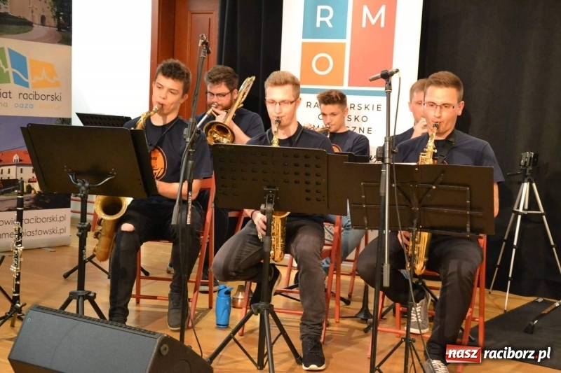 Zdjęcie w galerii na portalu naszraciborz.pl: Muzyczne zakończenie roku szkolnego na Zamku Piastowskim wiadomości z regionu