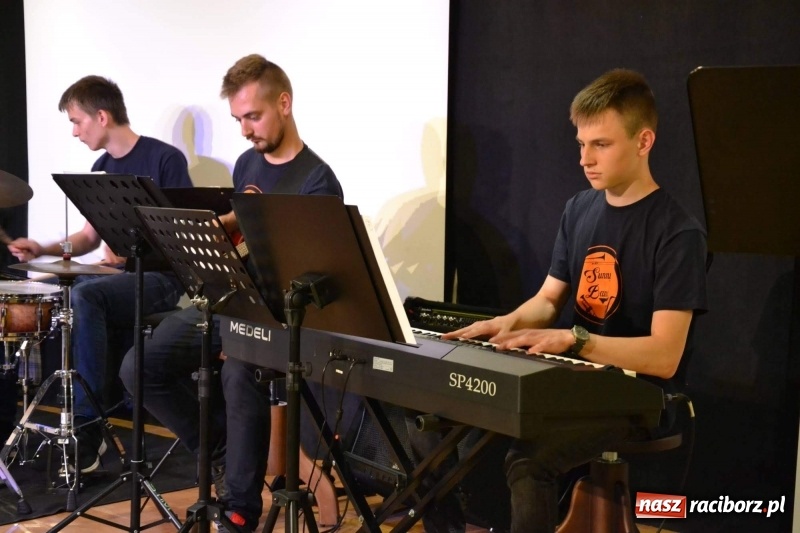 Zdjęcie w galerii na portalu naszraciborz.pl: Muzyczne zakończenie roku szkolnego na Zamku Piastowskim wiadomości z regionu