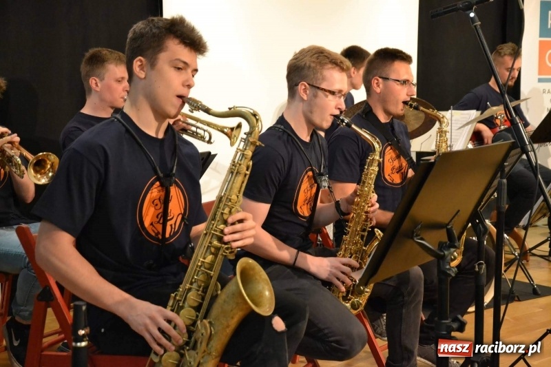 Zdjęcie w galerii na portalu naszraciborz.pl: Muzyczne zakończenie roku szkolnego na Zamku Piastowskim wiadomości z regionu