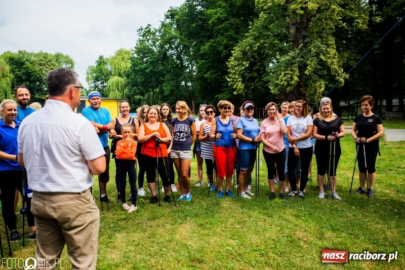 Zdjęcie w galerii na portalu naszraciborz.pl: Rozpoczęcie sezonu Nordic Walking w Tworkowie wiadomości z regionu