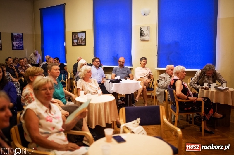 Zdjęcie w galerii na portalu naszraciborz.pl: Spotkanie z Krzysztofem Zanussim i Barbarą Gruszką-Zych w DK Strzecha wiadomości z regionu