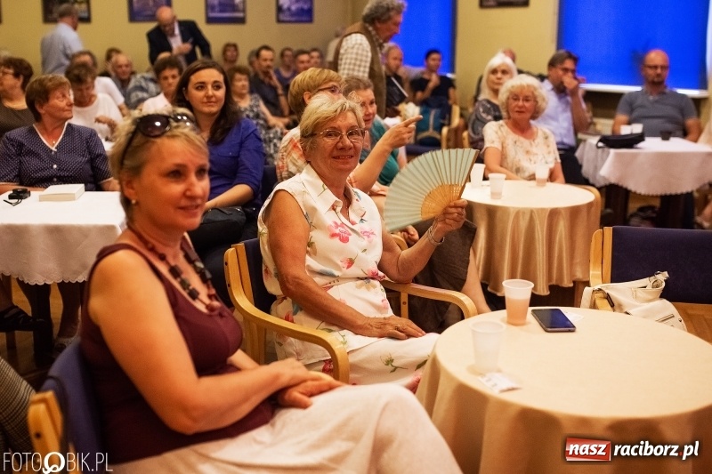 Zdjęcie w galerii na portalu naszraciborz.pl: Spotkanie z Krzysztofem Zanussim i Barbarą Gruszką-Zych w DK Strzecha wiadomości z regionu