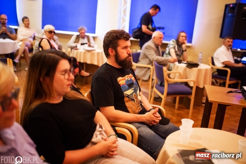 Zdjęcie w galerii na portalu naszraciborz.pl: Spotkanie z Krzysztofem Zanussim i Barbarą Gruszką-Zych w DK Strzecha wiadomości z regionu