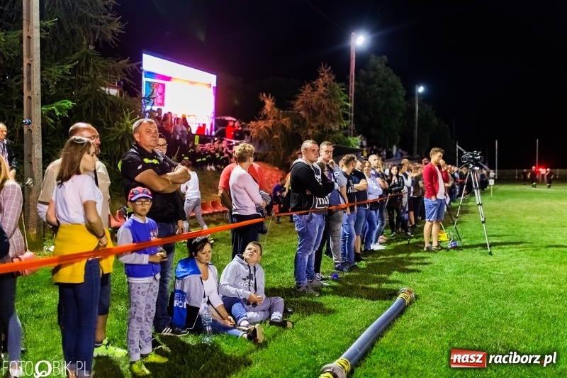 Zdjęcie w galerii na portalu naszraciborz.pl: Nocne strażackie show w Bolesławiu. Ostra rywalizacja i świetna zabawa [FOTO i WIDEO] wiadomości z regionu