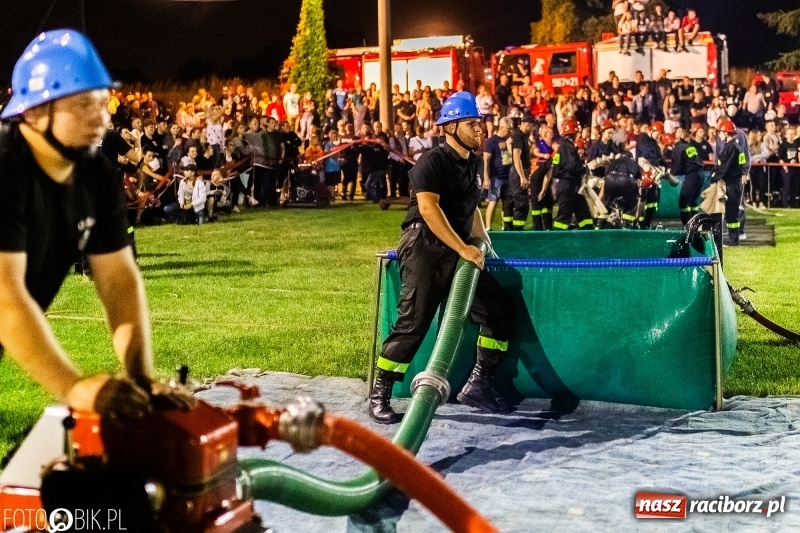 Zdjęcie w galerii na portalu naszraciborz.pl: Nocne strażackie show w Bolesławiu. Ostra rywalizacja i świetna zabawa [FOTO i WIDEO] wiadomości z regionu