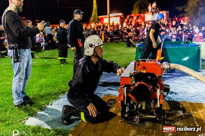 Zdjęcie w galerii na portalu naszraciborz.pl: Nocne strażackie show w Bolesławiu. Ostra rywalizacja i świetna zabawa [FOTO i WIDEO] wiadomości z regionu