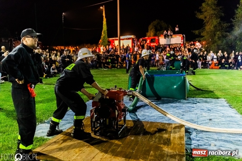 Zdjęcie w galerii na portalu naszraciborz.pl: Nocne strażackie show w Bolesławiu. Ostra rywalizacja i świetna zabawa [FOTO i WIDEO] wiadomości z regionu
