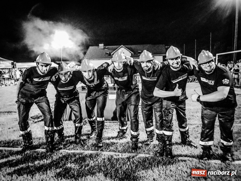 Zdjęcie w galerii na portalu naszraciborz.pl: Nocne strażackie show w Bolesławiu. Ostra rywalizacja i świetna zabawa [FOTO i WIDEO] wiadomości z regionu