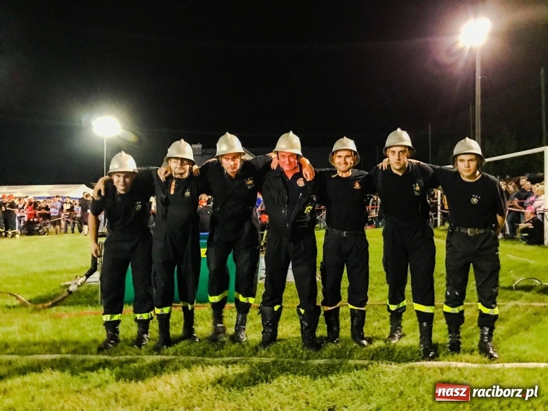 Zdjęcie w galerii na portalu naszraciborz.pl: Nocne strażackie show w Bolesławiu. Ostra rywalizacja i świetna zabawa [FOTO i WIDEO] wiadomości z regionu