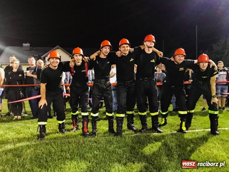 Zdjęcie w galerii na portalu naszraciborz.pl: Nocne strażackie show w Bolesławiu. Ostra rywalizacja i świetna zabawa [FOTO i WIDEO] wiadomości z regionu