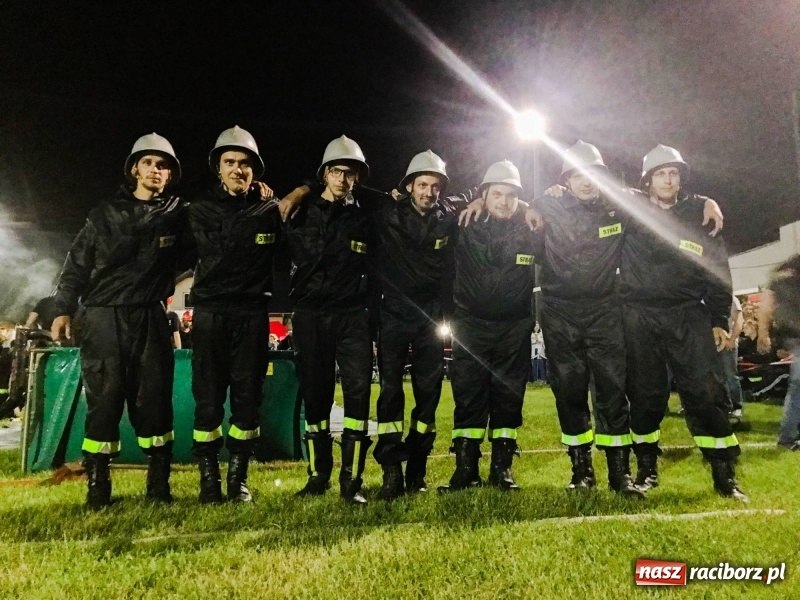 Zdjęcie w galerii na portalu naszraciborz.pl: Nocne strażackie show w Bolesławiu. Ostra rywalizacja i świetna zabawa [FOTO i WIDEO] wiadomości z regionu