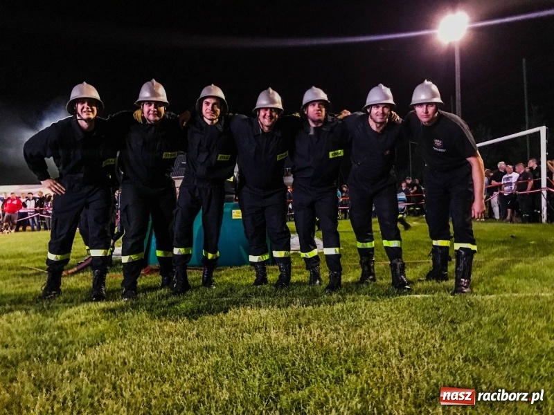 Zdjęcie w galerii na portalu naszraciborz.pl: Nocne strażackie show w Bolesławiu. Ostra rywalizacja i świetna zabawa [FOTO i WIDEO] wiadomości z regionu