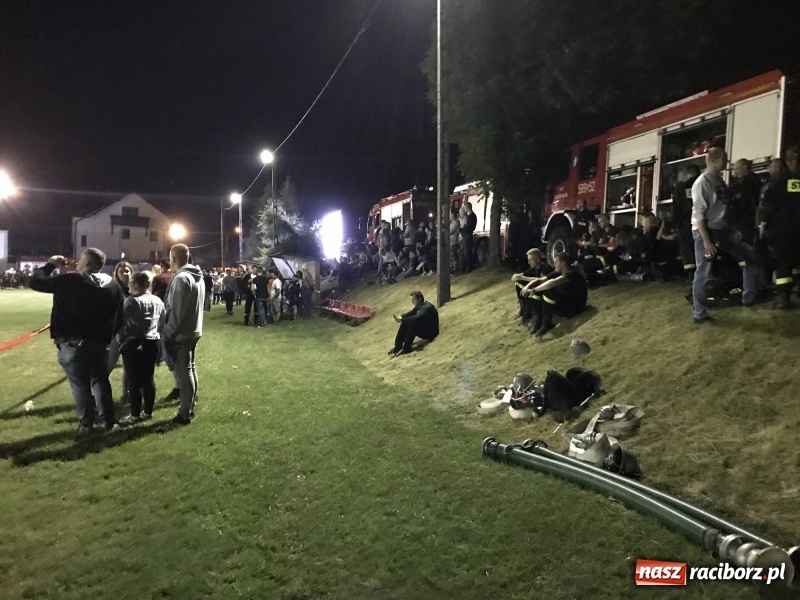 Zdjęcie w galerii na portalu naszraciborz.pl: Nocne strażackie show w Bolesławiu. Ostra rywalizacja i świetna zabawa [FOTO i WIDEO] wiadomości z regionu