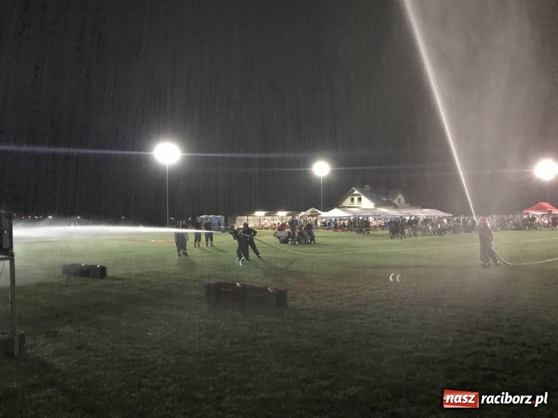 Zdjęcie w galerii na portalu naszraciborz.pl: Nocne strażackie show w Bolesławiu. Ostra rywalizacja i świetna zabawa [FOTO i WIDEO] wiadomości z regionu