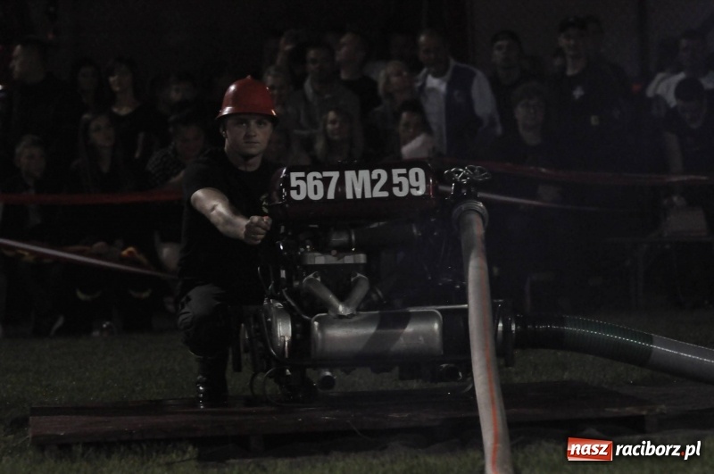 Zdjęcie w galerii na portalu naszraciborz.pl: Nocne strażackie show w Bolesławiu. Ostra rywalizacja i świetna zabawa [FOTO i WIDEO] wiadomości z regionu