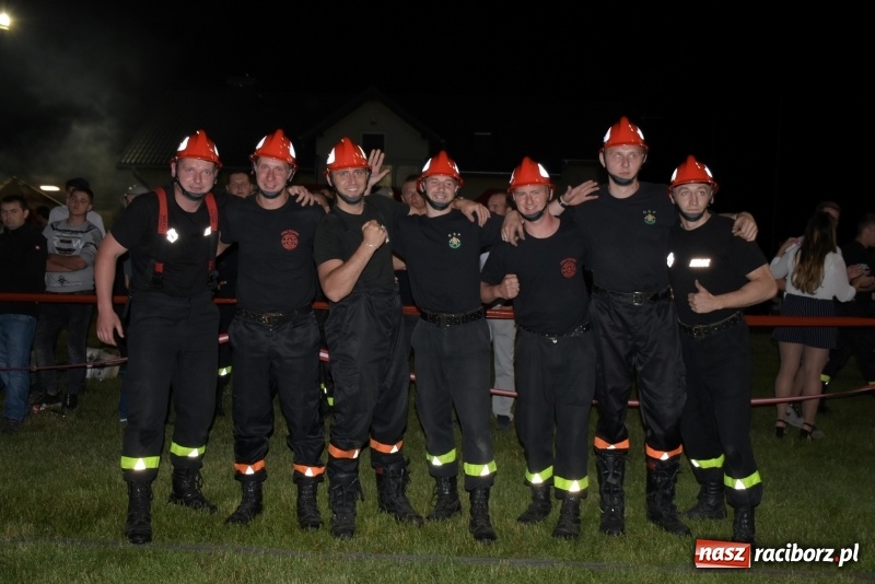 Zdjęcie w galerii na portalu naszraciborz.pl: Nocne strażackie show w Bolesławiu. Ostra rywalizacja i świetna zabawa [FOTO i WIDEO] wiadomości z regionu