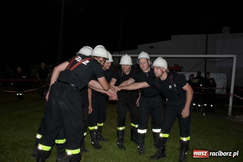Zdjęcie w galerii na portalu naszraciborz.pl: Nocne strażackie show w Bolesławiu. Ostra rywalizacja i świetna zabawa [FOTO i WIDEO] wiadomości z regionu