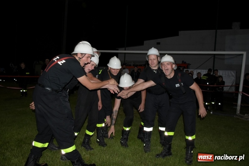 Zdjęcie w galerii na portalu naszraciborz.pl: Nocne strażackie show w Bolesławiu. Ostra rywalizacja i świetna zabawa [FOTO i WIDEO] wiadomości z regionu
