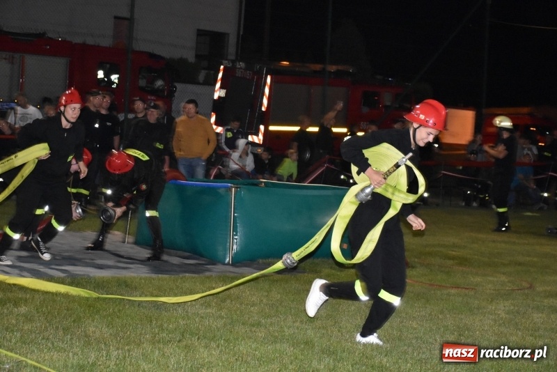 Zdjęcie w galerii na portalu naszraciborz.pl: Nocne strażackie show w Bolesławiu. Ostra rywalizacja i świetna zabawa [FOTO i WIDEO] wiadomości z regionu