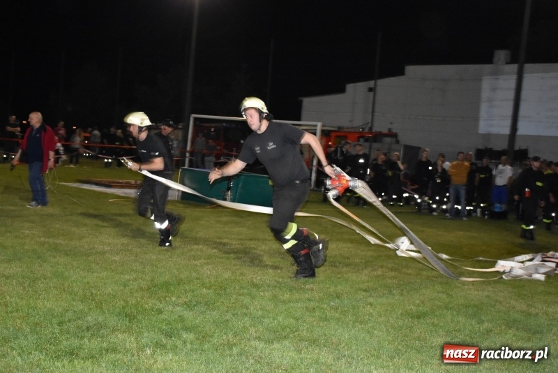 Zdjęcie w galerii na portalu naszraciborz.pl: Nocne strażackie show w Bolesławiu. Ostra rywalizacja i świetna zabawa [FOTO i WIDEO] wiadomości z regionu