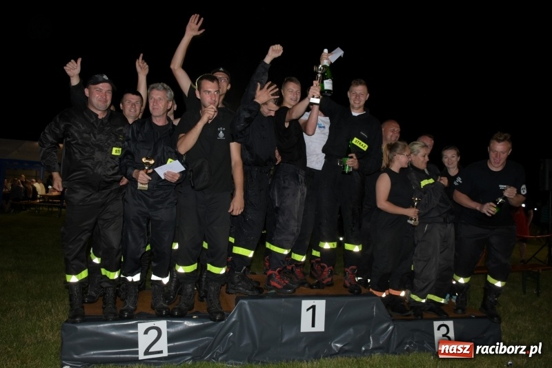 Zdjęcie w galerii na portalu naszraciborz.pl: Nocne strażackie show w Bolesławiu. Ostra rywalizacja i świetna zabawa [FOTO i WIDEO] wiadomości z regionu