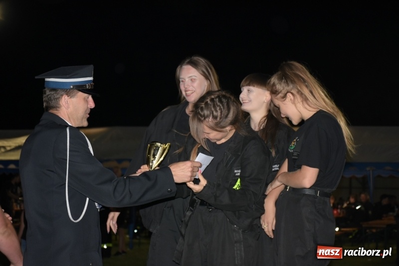 Zdjęcie w galerii na portalu naszraciborz.pl: Nocne strażackie show w Bolesławiu. Ostra rywalizacja i świetna zabawa [FOTO i WIDEO] wiadomości z regionu