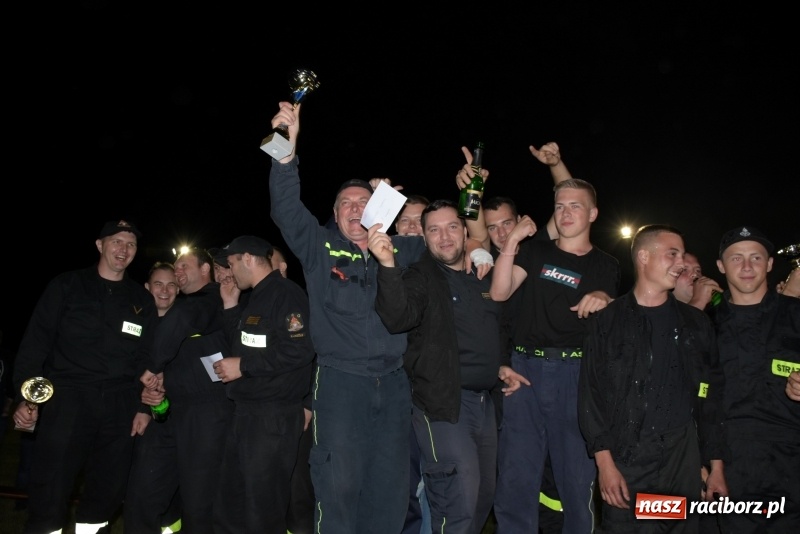 Zdjęcie w galerii na portalu naszraciborz.pl: Nocne strażackie show w Bolesławiu. Ostra rywalizacja i świetna zabawa [FOTO i WIDEO] wiadomości z regionu