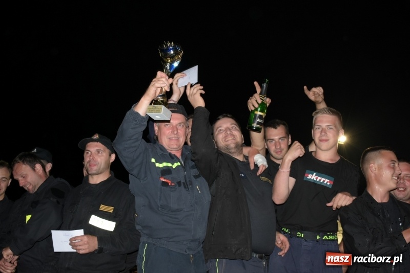 Zdjęcie w galerii na portalu naszraciborz.pl: Nocne strażackie show w Bolesławiu. Ostra rywalizacja i świetna zabawa [FOTO i WIDEO] wiadomości z regionu