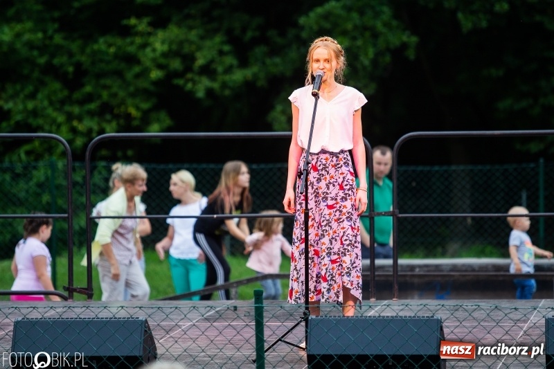 Zdjęcie w galerii na portalu naszraciborz.pl: Wianki i piosenki o miłości, czyli Noc Świętojańska w Kornicach wiadomości z regionu