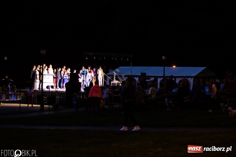 Zdjęcie w galerii na portalu naszraciborz.pl: Wianki i piosenki o miłości, czyli Noc Świętojańska w Kornicach wiadomości z regionu