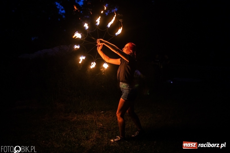 Zdjęcie w galerii na portalu naszraciborz.pl: Wianki i piosenki o miłości, czyli Noc Świętojańska w Kornicach wiadomości z regionu