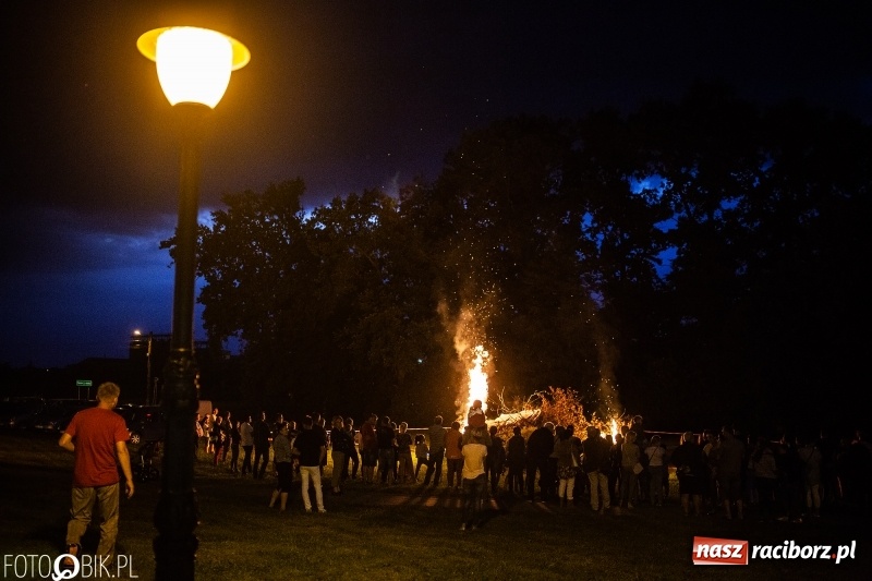 Zdjęcie w galerii na portalu naszraciborz.pl: Wianki i piosenki o miłości, czyli Noc Świętojańska w Kornicach wiadomości z regionu