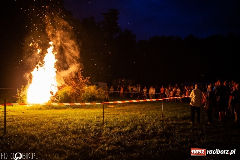 Zdjęcie w galerii na portalu naszraciborz.pl: Wianki i piosenki o miłości, czyli Noc Świętojańska w Kornicach wiadomości z regionu