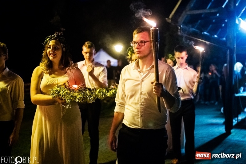 Zdjęcie w galerii na portalu naszraciborz.pl: Wianki i piosenki o miłości, czyli Noc Świętojańska w Kornicach wiadomości z regionu
