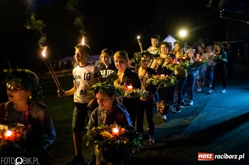 Zdjęcie w galerii na portalu naszraciborz.pl: Wianki i piosenki o miłości, czyli Noc Świętojańska w Kornicach wiadomości z regionu