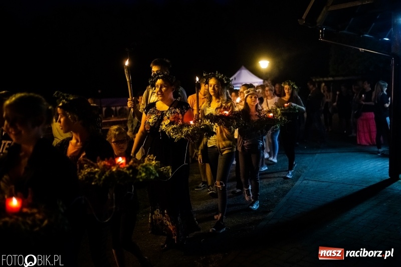 Zdjęcie w galerii na portalu naszraciborz.pl: Wianki i piosenki o miłości, czyli Noc Świętojańska w Kornicach wiadomości z regionu