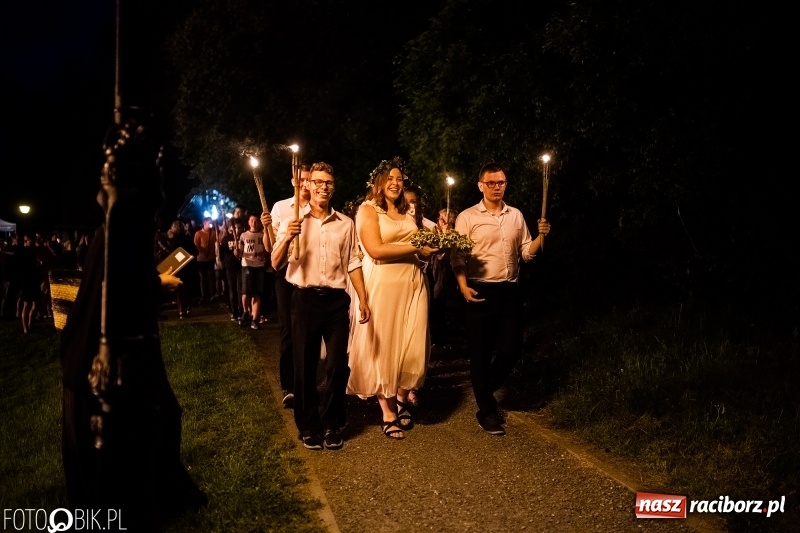 Zdjęcie w galerii na portalu naszraciborz.pl: Wianki i piosenki o miłości, czyli Noc Świętojańska w Kornicach wiadomości z regionu