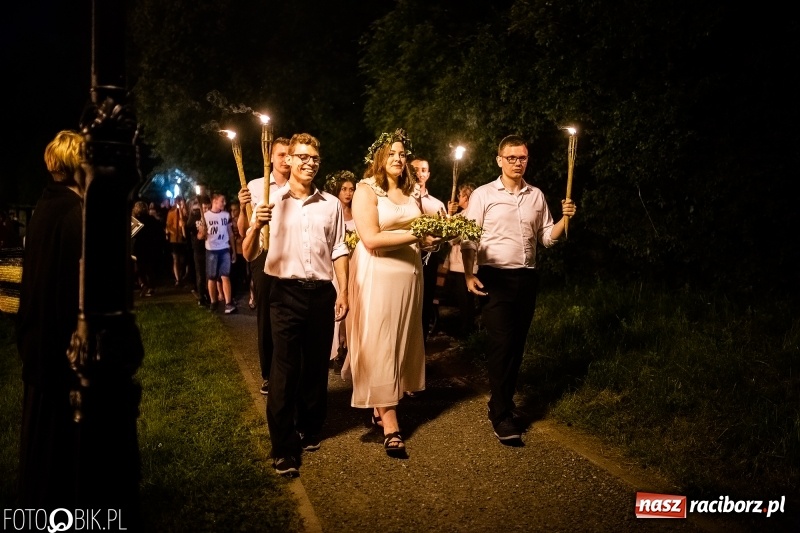 Zdjęcie w galerii na portalu naszraciborz.pl: Wianki i piosenki o miłości, czyli Noc Świętojańska w Kornicach wiadomości z regionu