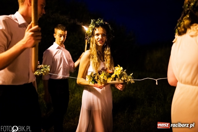 Zdjęcie w galerii na portalu naszraciborz.pl: Wianki i piosenki o miłości, czyli Noc Świętojańska w Kornicach wiadomości z regionu