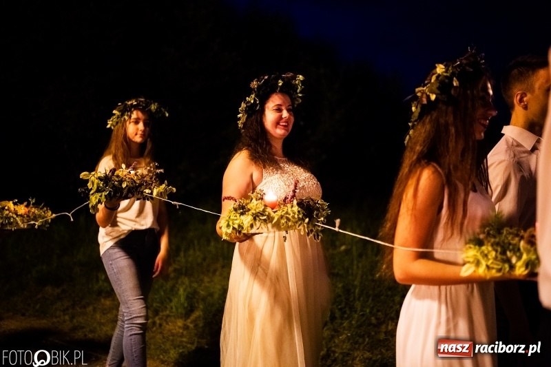 Zdjęcie w galerii na portalu naszraciborz.pl: Wianki i piosenki o miłości, czyli Noc Świętojańska w Kornicach wiadomości z regionu