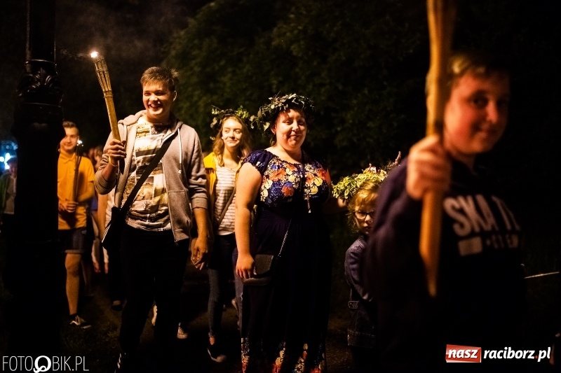 Zdjęcie w galerii na portalu naszraciborz.pl: Wianki i piosenki o miłości, czyli Noc Świętojańska w Kornicach wiadomości z regionu