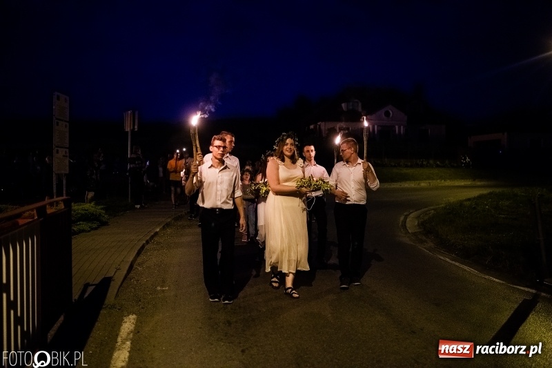 Zdjęcie w galerii na portalu naszraciborz.pl: Wianki i piosenki o miłości, czyli Noc Świętojańska w Kornicach wiadomości z regionu