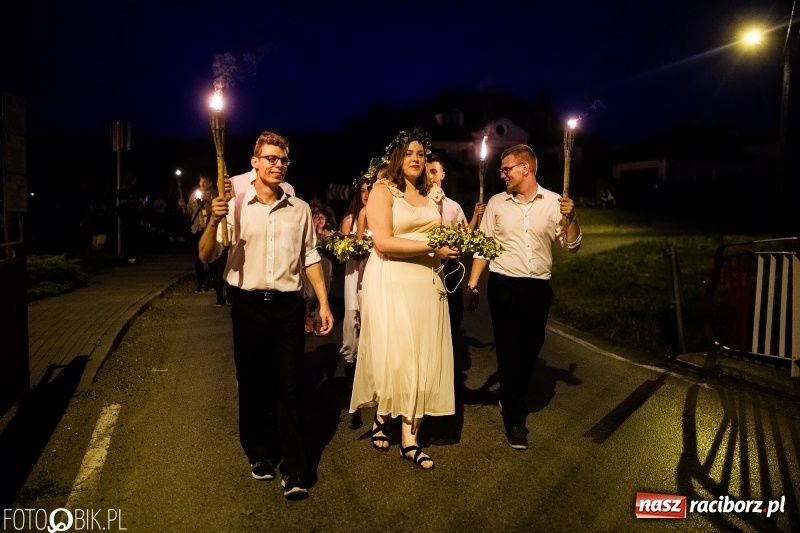 Zdjęcie w galerii na portalu naszraciborz.pl: Wianki i piosenki o miłości, czyli Noc Świętojańska w Kornicach wiadomości z regionu