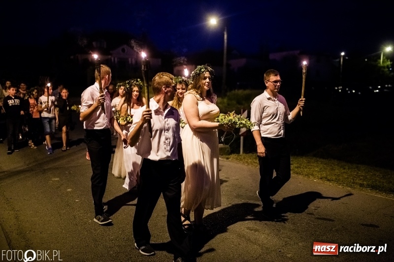 Zdjęcie w galerii na portalu naszraciborz.pl: Wianki i piosenki o miłości, czyli Noc Świętojańska w Kornicach wiadomości z regionu