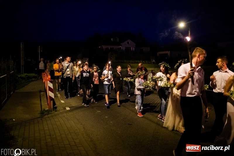 Zdjęcie w galerii na portalu naszraciborz.pl: Wianki i piosenki o miłości, czyli Noc Świętojańska w Kornicach wiadomości z regionu