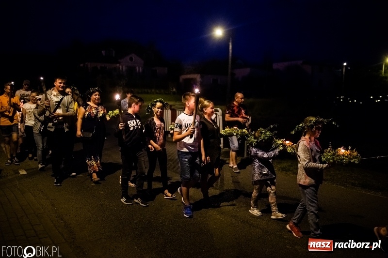 Zdjęcie w galerii na portalu naszraciborz.pl: Wianki i piosenki o miłości, czyli Noc Świętojańska w Kornicach wiadomości z regionu