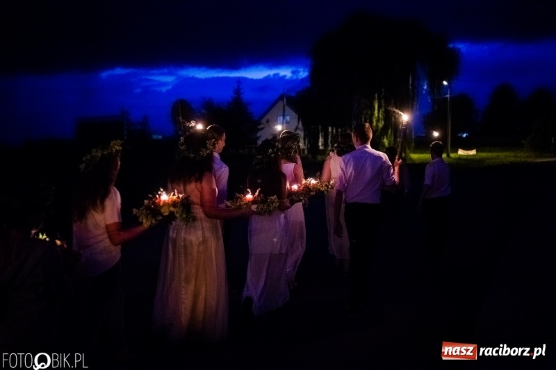 Zdjęcie w galerii na portalu naszraciborz.pl: Wianki i piosenki o miłości, czyli Noc Świętojańska w Kornicach wiadomości z regionu